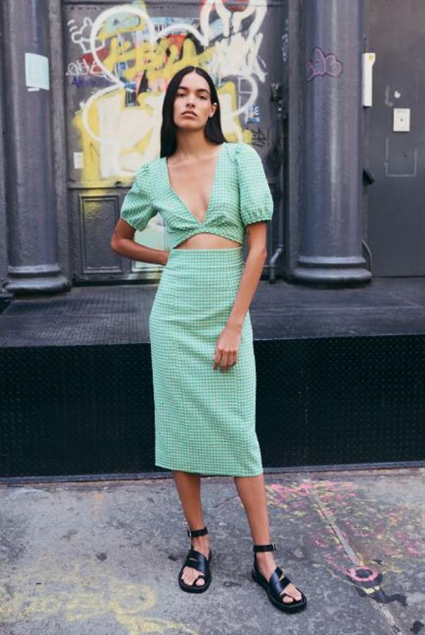 Midi y de cuadros vichy en color verde, de Zara (39,95 euros).