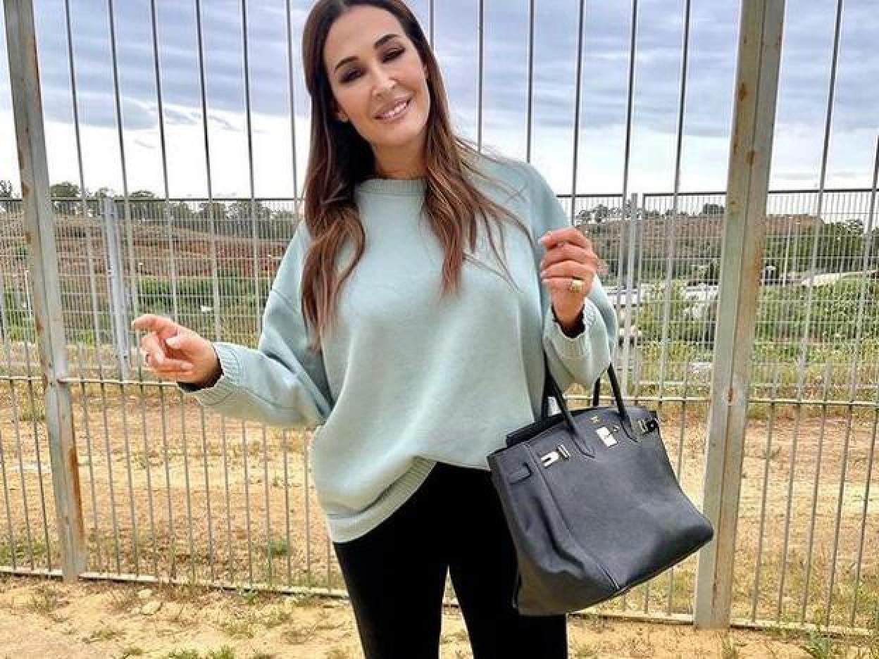 Vaqueros de Zara y muchas prendas de efecto piel: pincha en la imagen y descubre los looks más rejuvenecedores de Vicky Martín Berrocal.