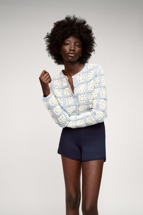 Chaqueta de crochet en malva y blanco de Zara (39,99 euros)