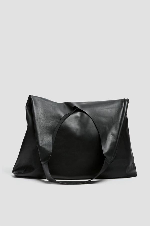 En color negro, este bolso shopper XL de piel forma parte de la colección de edición limitada y tiene un precio de 59,99 euros.