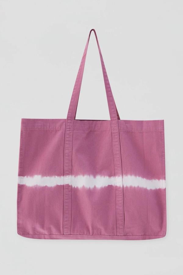 Disponible en fucsia o en azul, este bolso con estampado tie-dye está confeccionado en 100% algodón y tiene un precio de 15,99 euros.