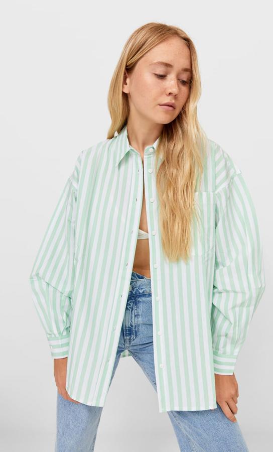Con rayas en color agua marina, esta camisa amplia fluida con cuello solapa y manga larga cuenta con cierre frontal con botones y tiene un precio de 19,99 euros.