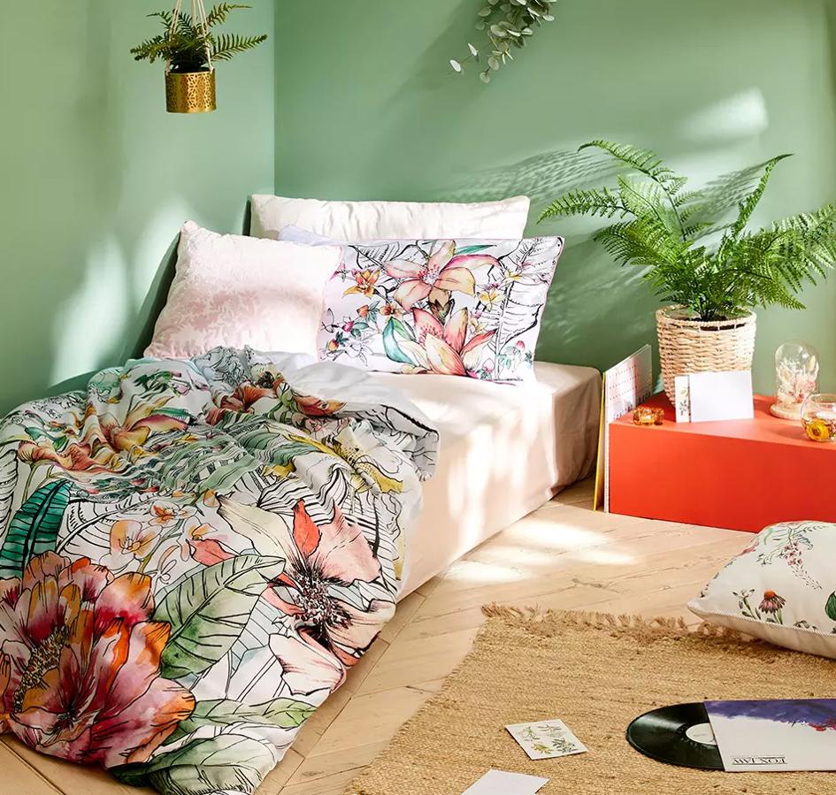 La funda nórdica con estampado vegetal cuesta 11 euros, las fundas de cojines, 5 euros y el macetero de macramé, 7 euros.