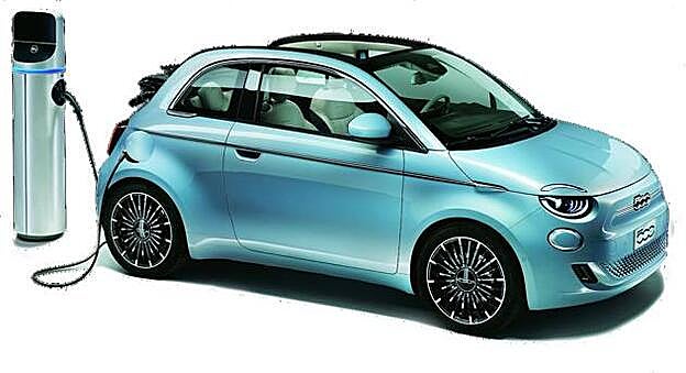 Fiat 500 electric. Si en 1957 el 500 revolucionó la movilidad urbana, su sucesor eléctrico destila glamour sostenible para la ciudad. Puro atractivo en tres carrocerías y 320 km de autonomía en cada recarga.