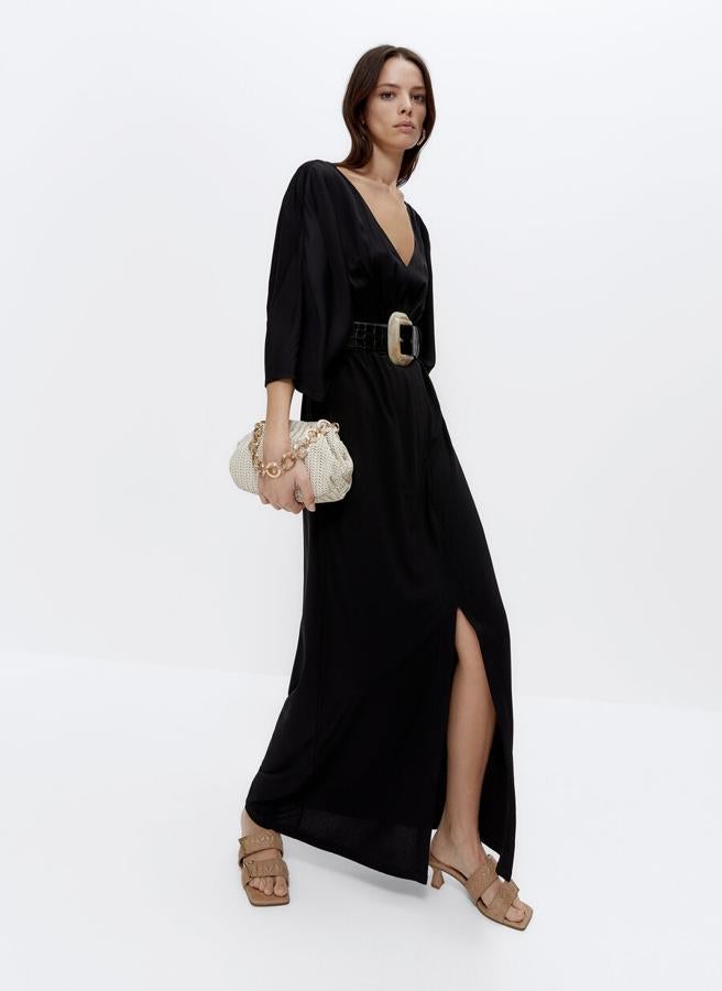 Vestido con apertura lateral y escote de pico, de Uterqüe (89 €).