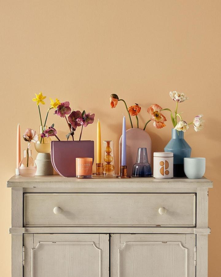 Los tonos pastel se adueñan de nuestro hogar esta primavera, y se cuelan en los rincones más especiales a través de pequeños adornos y detalles como estas  velas de Amazon Home  (entre 15 y 20 euros) o los diferentes  jarrones decorativos  (de varios precios, a partir de 12.99 euros en Amazon Home).