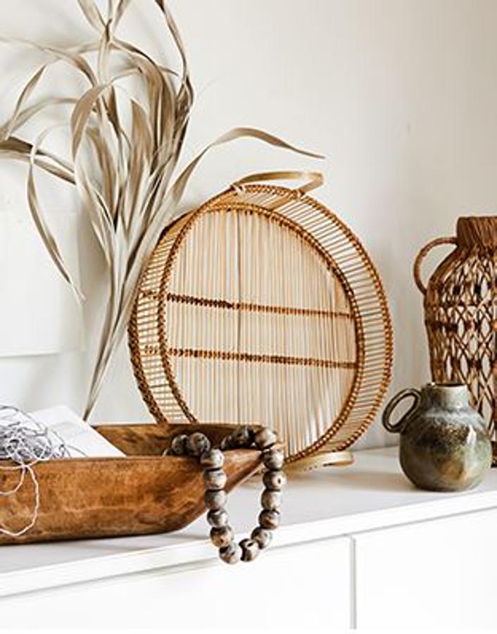 Unido a esa madera y a esos elementos naturales encontramos el estilo boho, en el que eclecticismo y artesanía se dan la mano en una propuesta relajada que invita al descanso y es ideal para decorar salones, comedores y dormitorios. Los elementos clave, en este caso, son los textiles en tonos neutros y los detalles de inspiración étnica:  cojines , cortinas,  alfombras  y mantas.