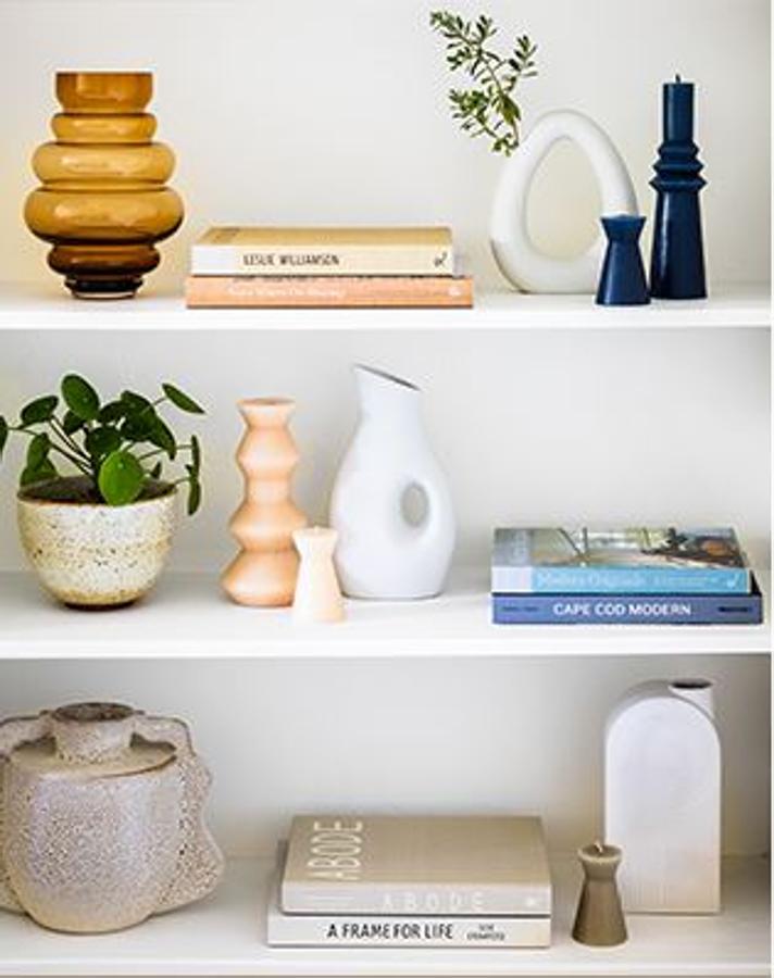 La guinda a este pastel lo ponen, siempre, los pequeños detalles que marcan la diferencia. En este caso, adornos llenos de personalidad que parecen verdaderas obras de arte y que se convierten en protagonistas absolutos de los rincones más especiales de nuestro hogar. Los  jarrones de formas geométricas, las pequeñas esculturas  y los  cuadros  serán nuestros mejores aliados para poner esa nota artística tan deseada.