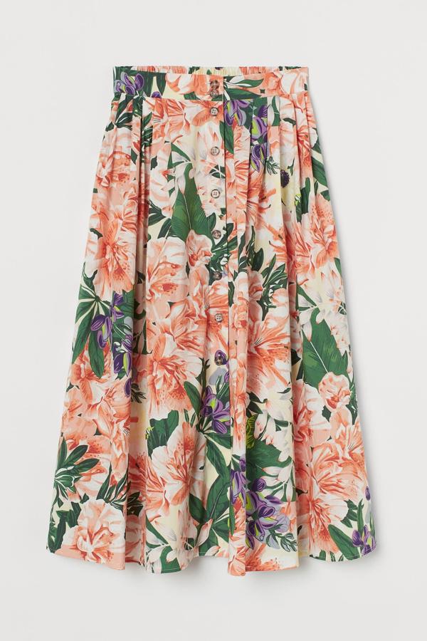 Esta falda midi en color crema con estampado flora, cuenta con cierre delantero de botones y pliegues en la parte delantera para dar volumen. Tiene un precio de 24,99 euros.