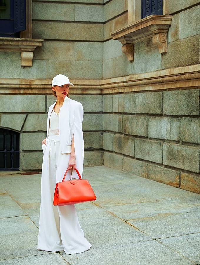 Chaqueta y pantalones, ambos de Max Mara; camiseta de red, de Givenchy; top lencero y anillo, ambos de Zara; gorra de Levi´s y bolso de Prada. Estilismo: Cristina Pérez Hernando. Maquillaje: José Belmonte (Cool) para Nars. Peluquería: Manu Fernández (Cool)