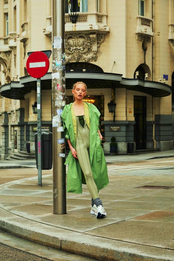 Mono con cremallera y body, ambos de Guess; chaleco acolchado de Samsøe Samsøe y gabardina de Sandro. Zapatillas de Veja, calcetines de El Corte Inglés y cadenas de Aristocrazy. Estilismo: Cristina Pérez Hernando. Maquillaje: José Belmonte (Cool) para Nars. Peluquería: Manu Fernández (Cool)