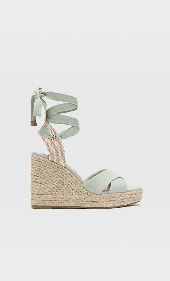 Estas cuñas de yute en color verde menta cuentan con una altura de tacón de 11 centímetros y cierre mediante tiras atadas al tobillo. Tienen un precio de 29,99 euros.