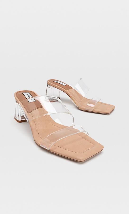 En color natural y con tacón de metacrilato, estas sandalias con tiras de vinilo transparente tienen un precio de 29,99 euros.