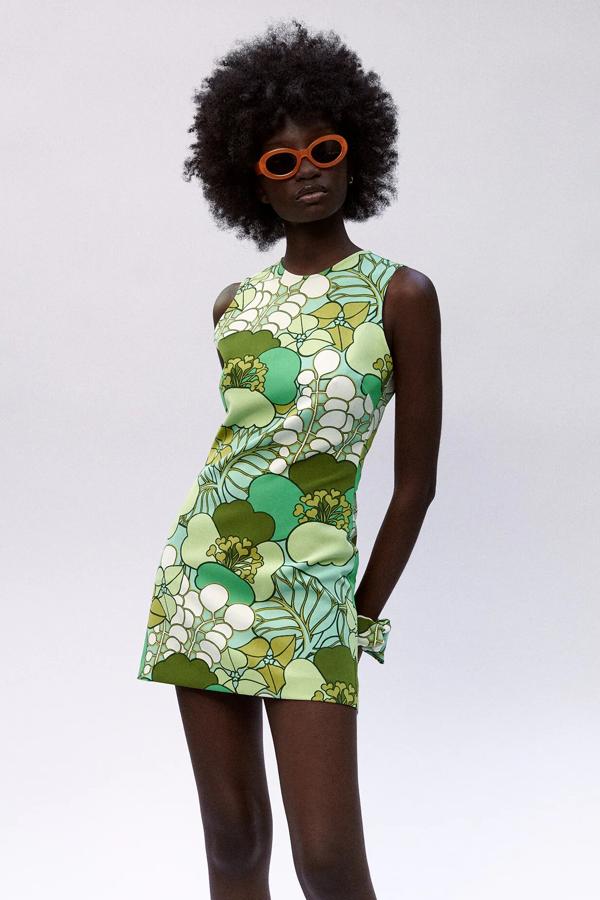 En diferentes tonos de verde, este vestido corto con cuello redondo y manga sisa cuenta con abertura en la espalda y tiene un precio de 29,95 euros.