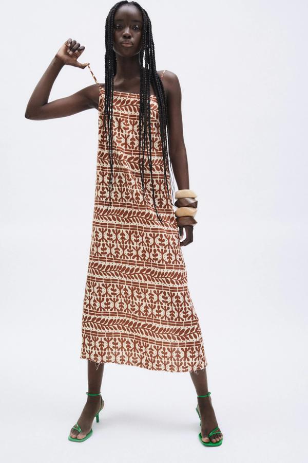 En color crudo con estampado en marrón, este vestido confeccionado con mezcla de lino cuenta con escote cuadrado y tirante fino y tiene un precio de 29,95 euros.