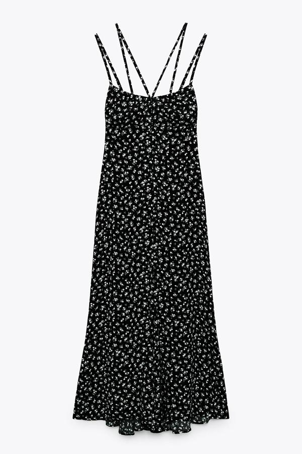 En color negro con estampado floral en blanco, este vestido con escote de pico y tirantes finos dobles cuenta con elástico en la espalda y aberturas. Tiene un precio de 29,95 euros.