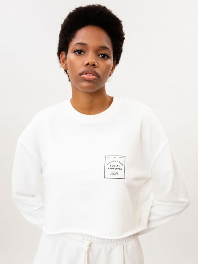 De diseño corto y mangas largas en color blanco, esta sudadera con estampado minimal de Lefties que también está disponible en gris y negro está confeccionada en tejido de felpa ligera. Cuesta 6,99 euros y podemos encontrarla entre las tallas XS y XL.
