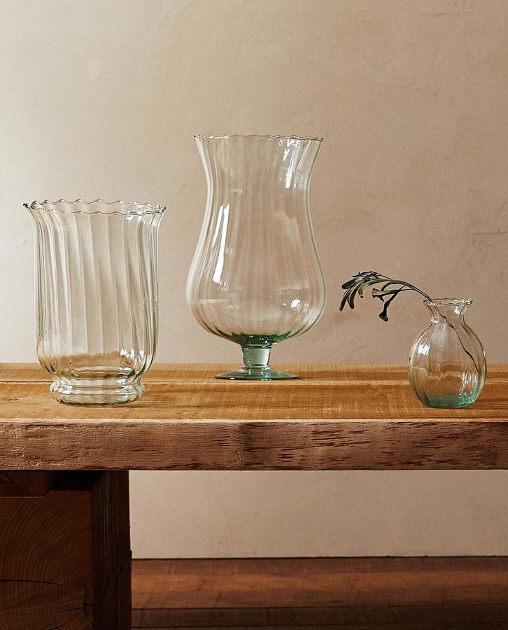 Disponible en varios tamaños y diseños, este jarrón de vidrio soplado tiene un precio que oscila entre los 5,99 euros y los 19,99 euros.