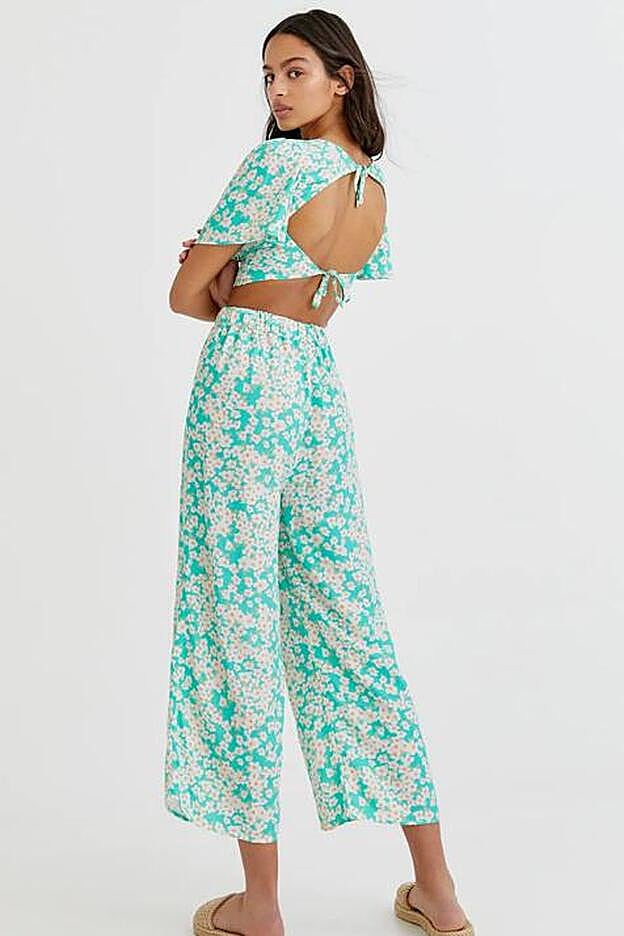 Este pantalón culotte no solo triunfa por su favorecedor estampado, su diseño hace que siente de maravilla y sea de lo más cómodo.