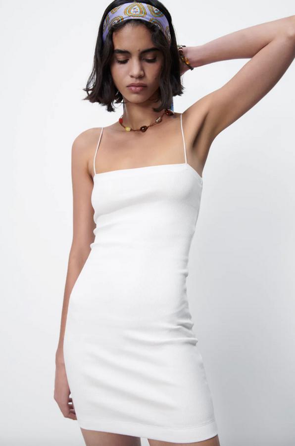 Este vestido corto de diseño entallado con escote recto y tirantes finos es de Zara y está confeccionado con al menos un 50% de algodón orgánico. Podemos encontrarlo en las tallas S, M y L y cuesta 9,95 euros.