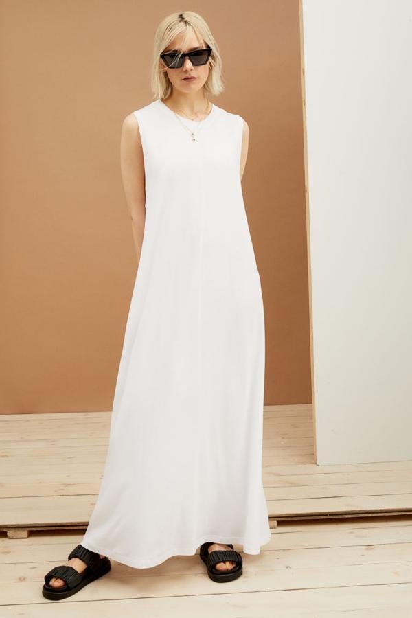 Diseño largo en punto de mezcla de algodón y modal para este vestido blanco de H&M sin mangas con sisas amplias y costuras visibles en delantero y espalda. Cuesta 19,99 euros y está disponible entre las tallas XS y XXL.