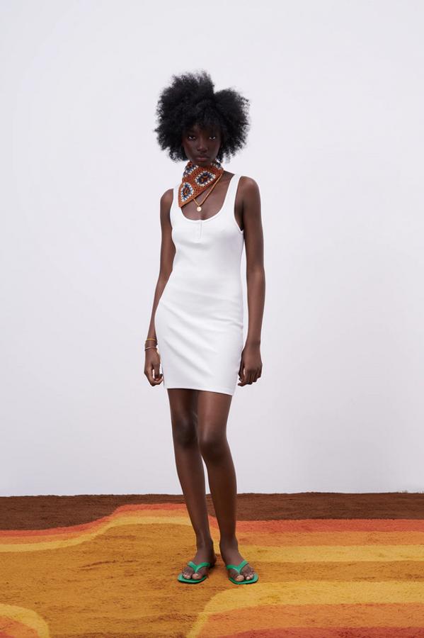 Confeccionado con al menos un 50% de algodón orgánico, este vestido de escote redondo y tirantes anchos con cierre frontal de botones snaps es de Zara y tiene un precio de 9,95 euros. Está disponible en las tallas S, M y L.