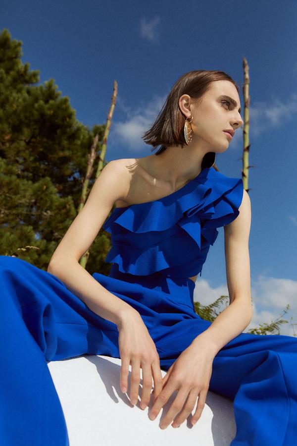 Top asimétrico con volantes, de Sfera (15,99 €).