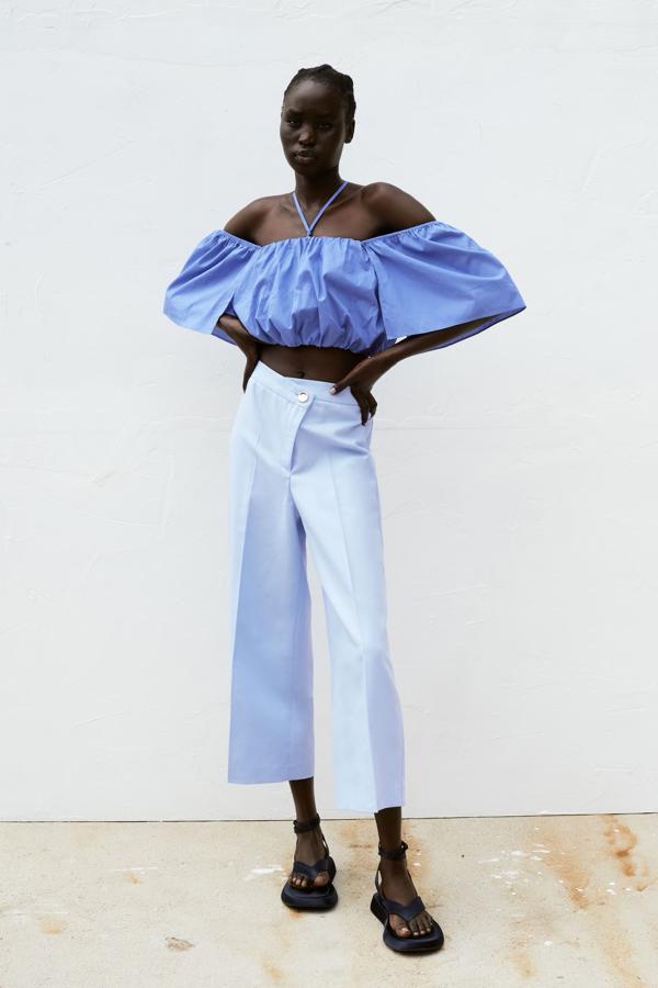 Cuerpo cropped con mangas abullonadas, de Zara (22,95 €).