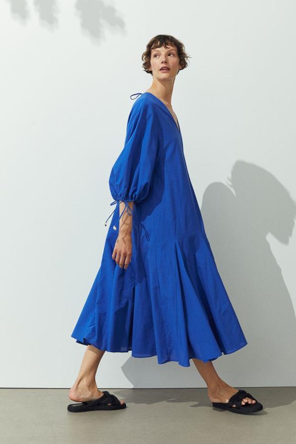 Vestido midi con mangas globo, de H&M (49,99 €).