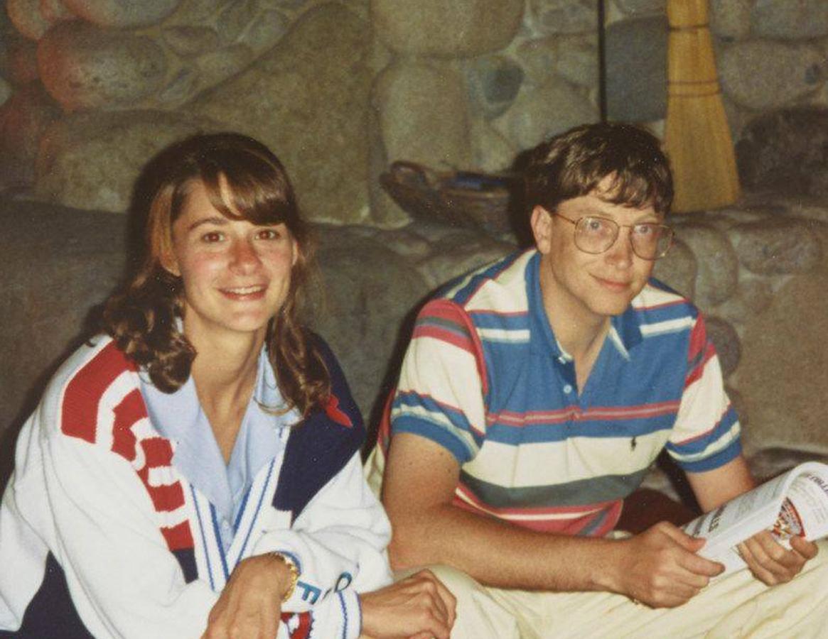 Bill y Melinda se conocieron en 1987, cuando ella trabajaba como gerente de producto de Microsoft en Nueva York. La empresa organizó un picnic donde solo había gente de Microsoft. Ambos llegaron tarde y se sentaron juntos desde el principio hubo atracción pero Bill no se atrevió a pedirle una cita hasta unos meses después. Él tenía 32 años y ella 23.