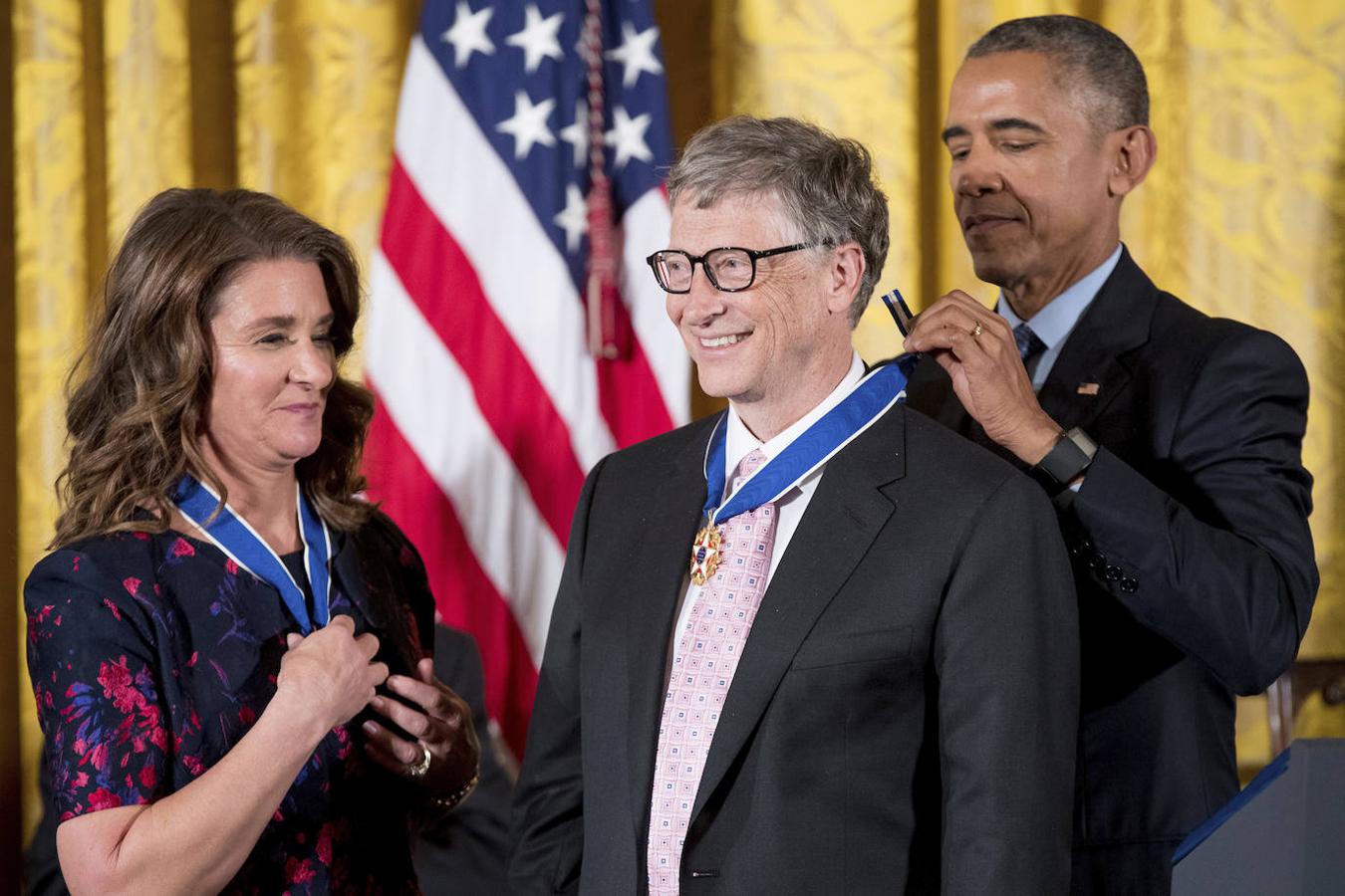 El presidente Obama otorgaba en 2016 la Medalla de la Libertad a Bill Gates y su mujer por su labor. Ambos a lo largo de su vida han sido reconocidos por los diferentes presidentes de muchos de los paises del mundo.
