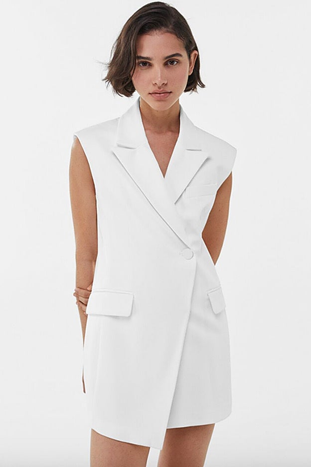 Vestido chaleco con bolsillos de solapa y cierre con un solo botón de Bershka.