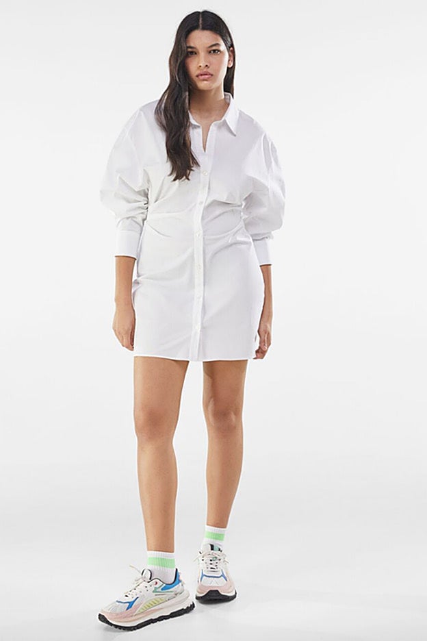 Vestido camisero con silueta ajustada y mangas globo de Bershka.