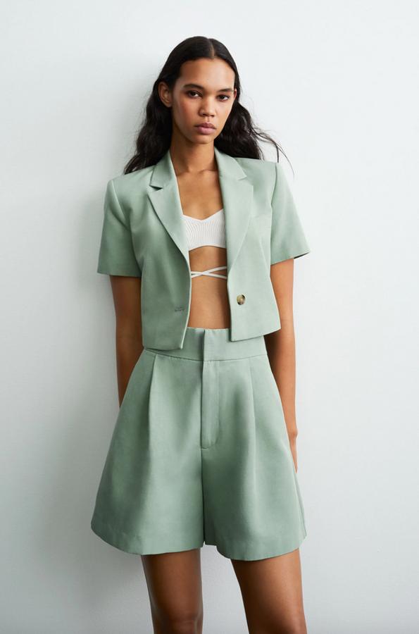 Confeccionada con al menos un 50% de viscosa sostenible, esta blazer confeccionada en tejido de mezcla de lino es de Zara y viene con cuello solapa con manga corta y hombreras, falso bolsillo de vivo en el pecho y cierre frontal cruzado con botón combinado a contraste. Con un precio de 29,95 euros, está disponible únicamente en las tallas XS, XL y XXL.