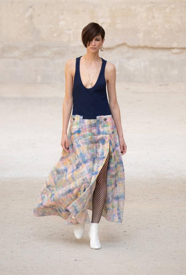 Fotos: La elegancia se mueve a ritmo de acordes de rock según Chanel para su nueva colección Crucero 2021/22