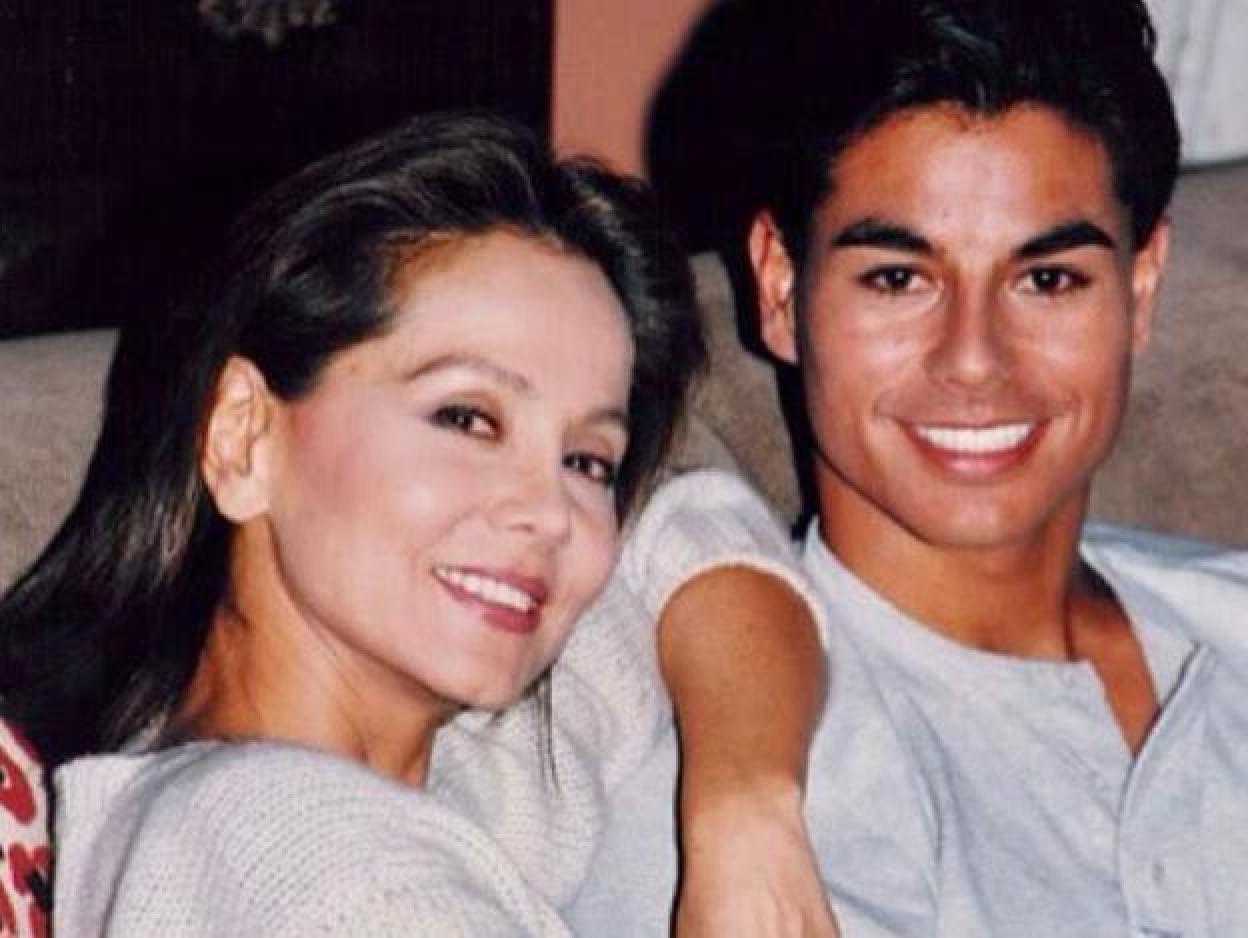 Blazer de cuadros, los pantalones rosas que arrasan en Zara... Pincha en la imagen para ver 10 looks icónicos de Isabel Preysler que demuestran que ya llevó las tendencias de la temporada antes que tú.