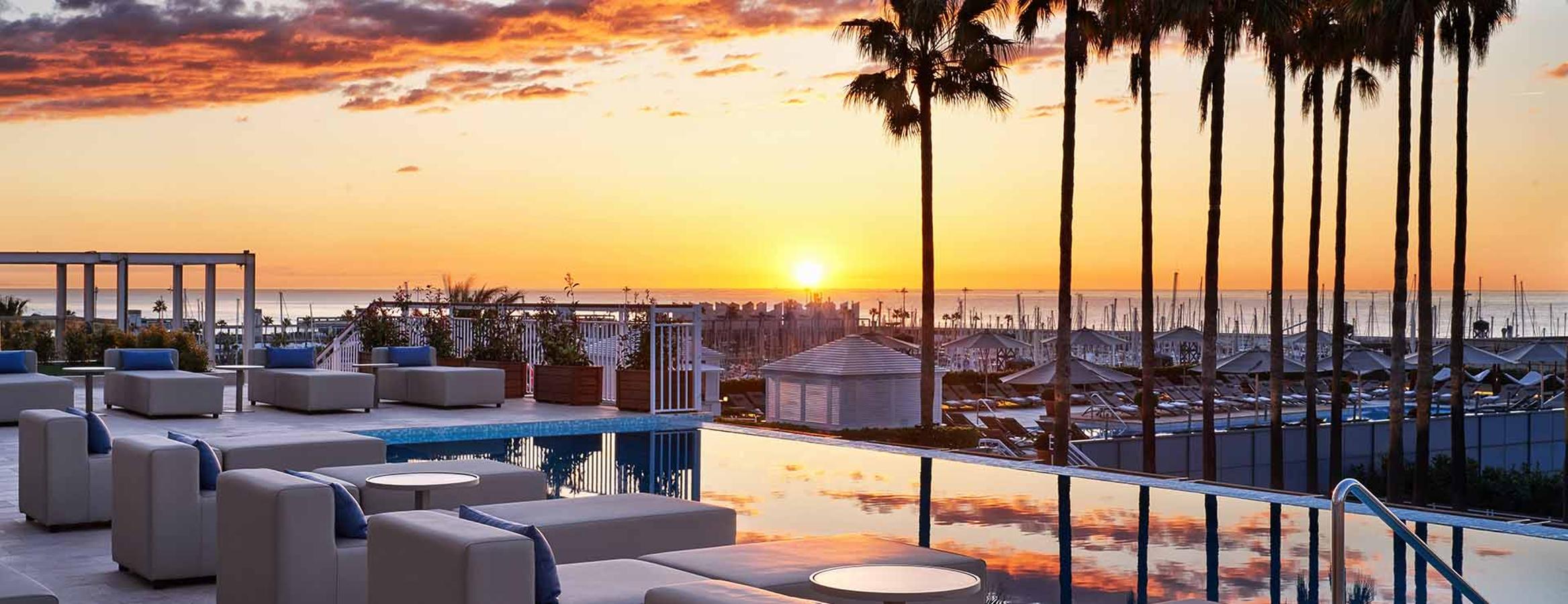 La terraza del Hotel Arts de Barcelona, con una infinity pool a disposición de los visitantes y una carta de bebidas y aperitivos perfecta para dejarse llevar por las vistas al Mediterráneo... y al famoso Pez de Frank Ghery que preside la Villa Olímpica.