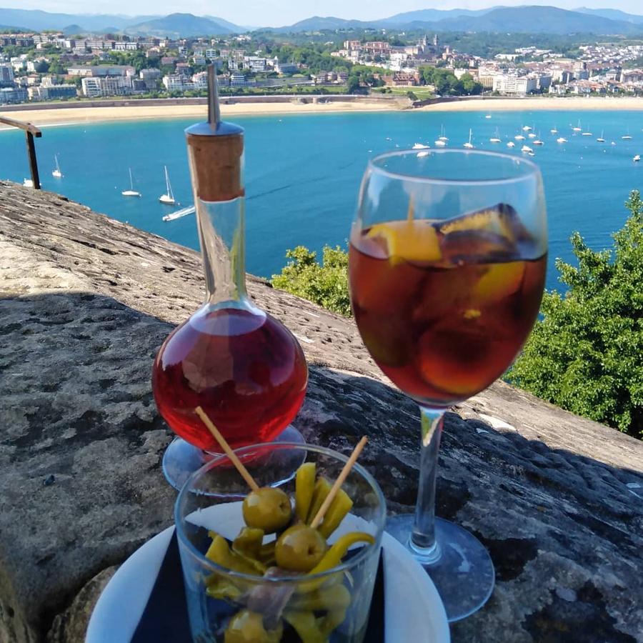 Urgulleko Polboriña no está en la azotea de ningún hotel de lujo ni en ningún edificio de moda: sus imponentes vistas desde las alturas a la Bahía de San Sebastián se deben a que está en la subida al castillo del Monte Urgull. Y tomar allí el vermú en un día de sol no tiene precio...