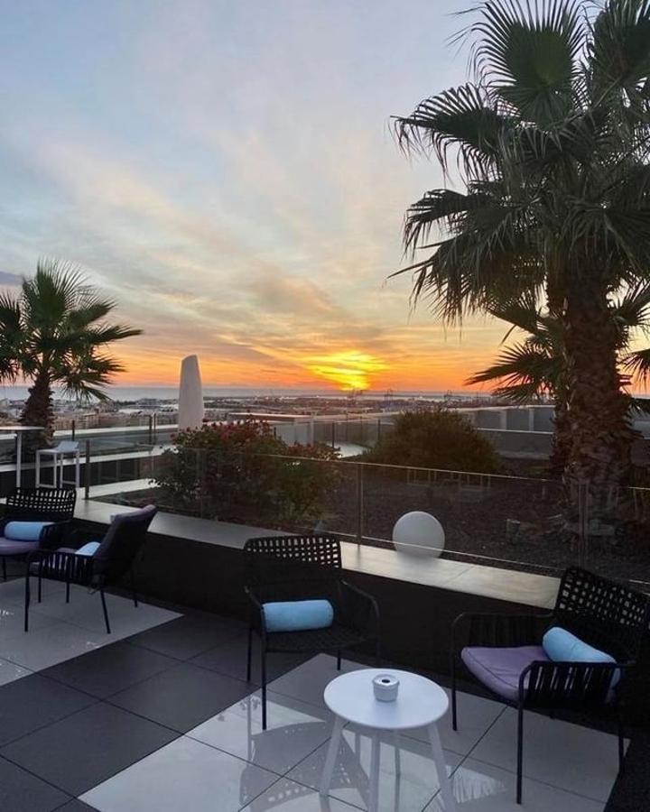 En Valencia nos dejamos llevar (de jueves a domingo) por las vistas desde las alturas que ofrece la terraza del Restaurante Vertical, con la Ciudad de las Artes y las Ciencias a nuestros pies y el Mediterráneo de fondo. En Carrer de Luis García-Berlanga Martí, 19.