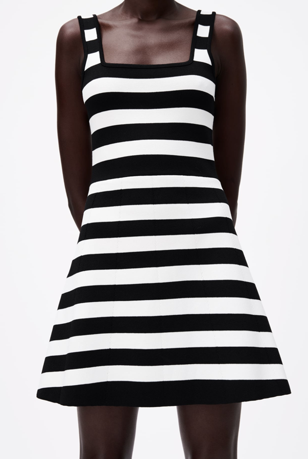Vestido 'skater' con escote cuadrado y tirantes anchos, con la falda evasé. Las rayas blancas y negras son espectaculares (Zara, 25,95 euros).
