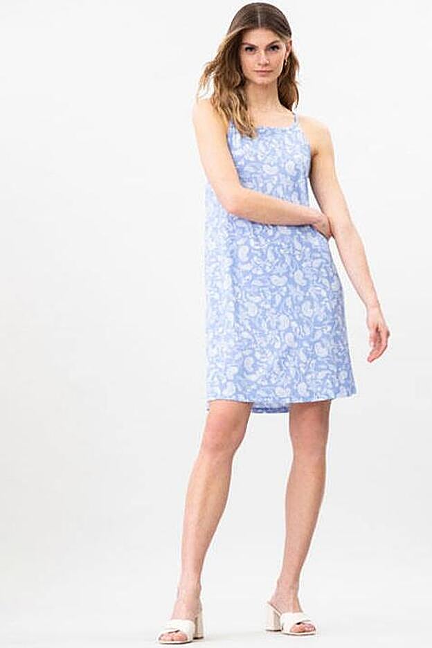 El vestido favorece a las mujeres que tienen los brazos y el cuello delgados