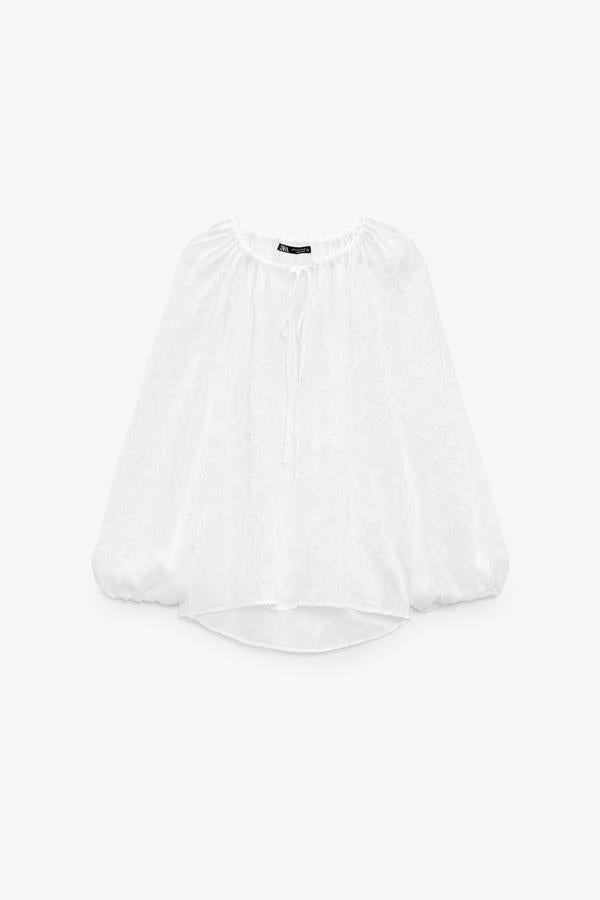 Blusa blanca con bordados de Zara (29,99 euros)