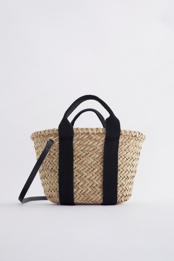 Bolso estilo capazo realizado en yite con asas de piel de color negro de Zara (25,99 euros)