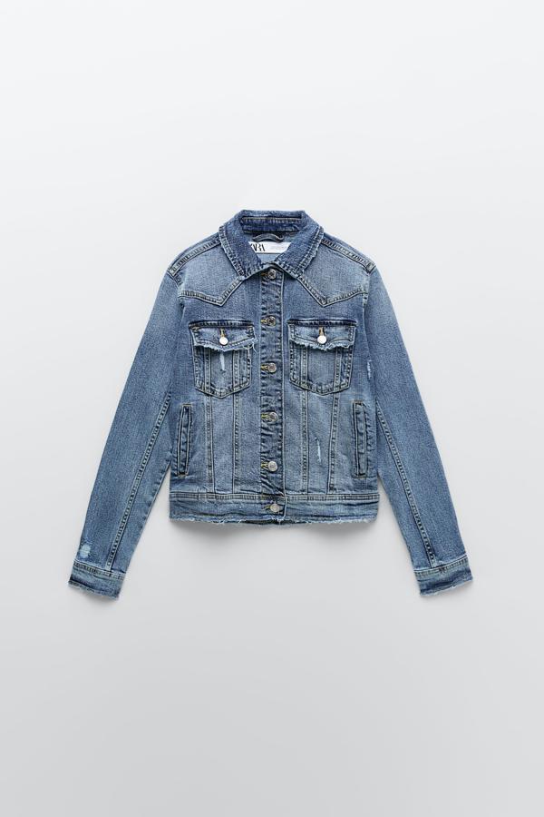 Cazadora vaquera desgastada de Zara (29,99 euros)