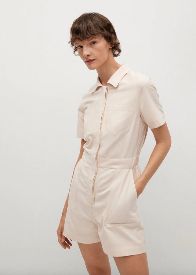 Diseño recto para este mono corto de lino en beige de Mango, con cuello camisero, mangas cortas y bolsillos laterales y de plastrón en el pecho y la parte trasera. Con cierre frontal de cremallera y cintura elástica en la espalda, cuesta 29,99 euros y está disponible entre las tallas XS y L.