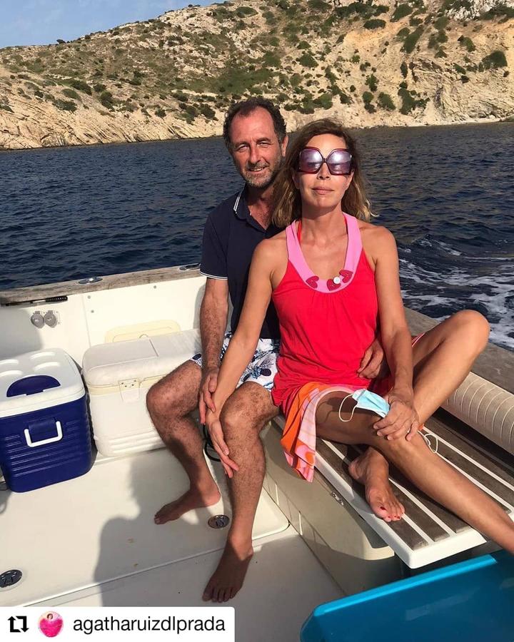 Tras un año de amor, Ágatha Ruiz de la Prada y Luis Gasset han puesto punto y final. Aunque no llegaron a vivir juntos, la relación fue estrecha y llegaron a conocer a las familias (y, de hecho, los hijos han recibido la noticia con bastante pena). Eso sí, la separación ha sido más que amistosa y hasta el momento solo hay buenas palabras.