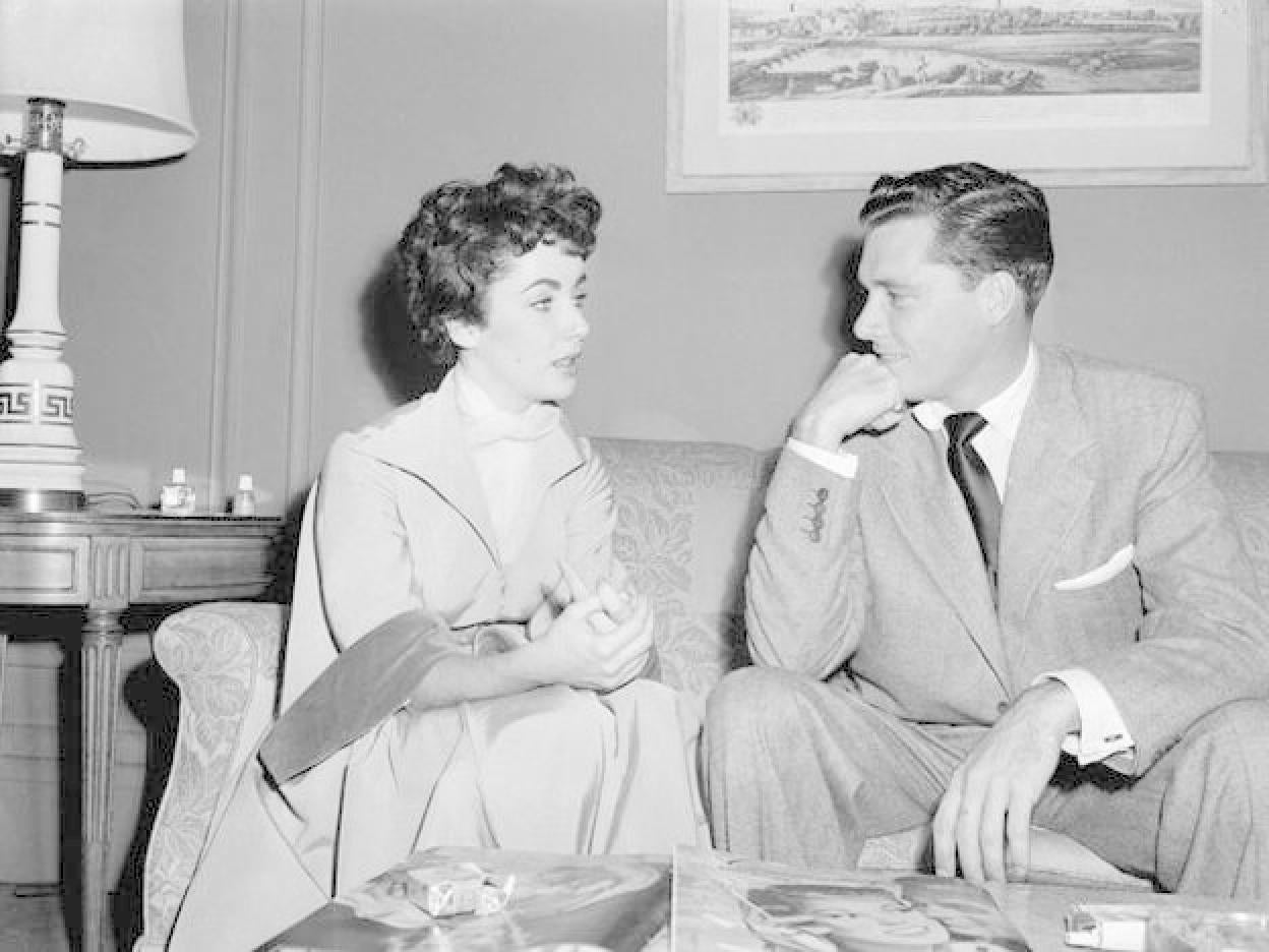 Elizabeth Taylor y su primer marido hablando. Si quieres ver la vida de este icono de Hollywood en imágenes, pincha en la foto.