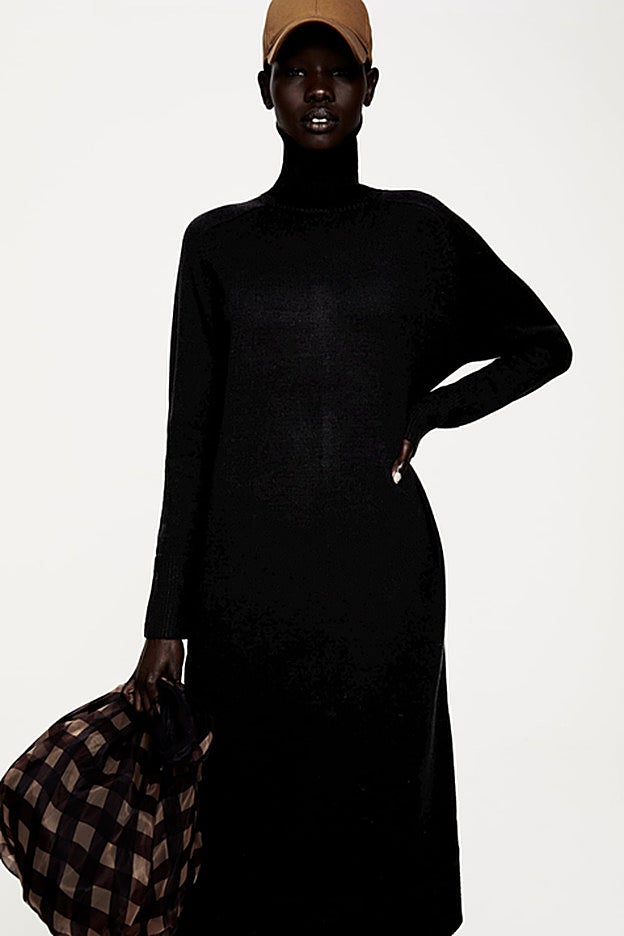 Vestido ajustado de punto con manga larga y cuello alto de Zara.