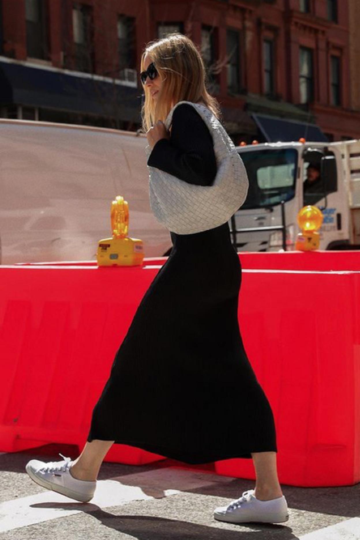 Pincha en la foto para ver 11 vestidos negros ideales para triunfar cuando necesites un look impecable.