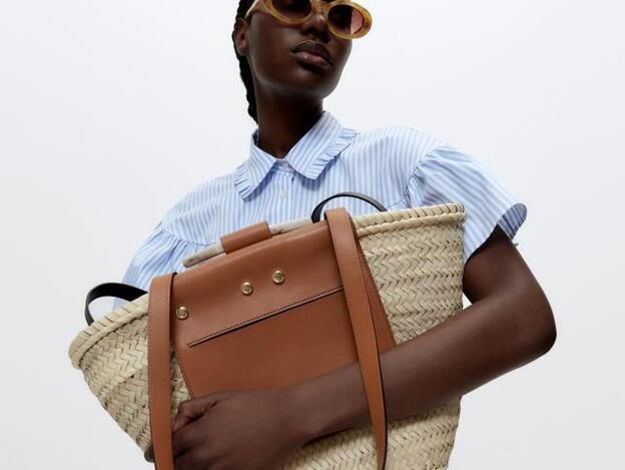 Bolso estilo capazo en rafia y pierl bicolor de la nueva colección de primavera de Uterqüe. Descubre otros bolso de nueva temporada que te salavarán todos tus looks.